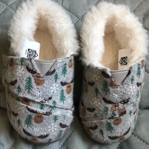Toms toddler slipper size 4. Moose & tree pattern